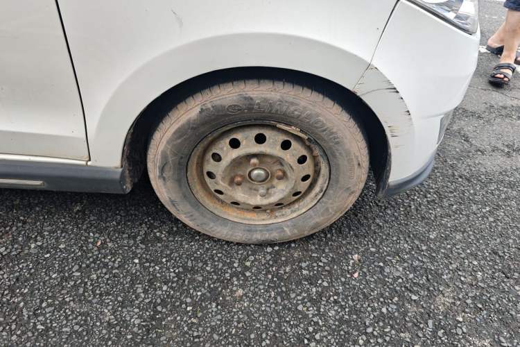 Used Wuling Hongguang 2014 1.5L S Comfort Model Right Front Wheel Hub