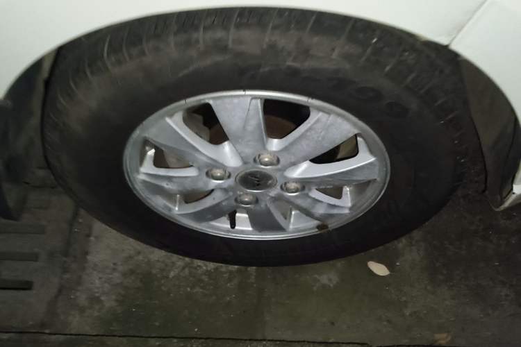 Used Wuling Hongguang 2014 1.5L S Standard Version Right Front Wheel Hub