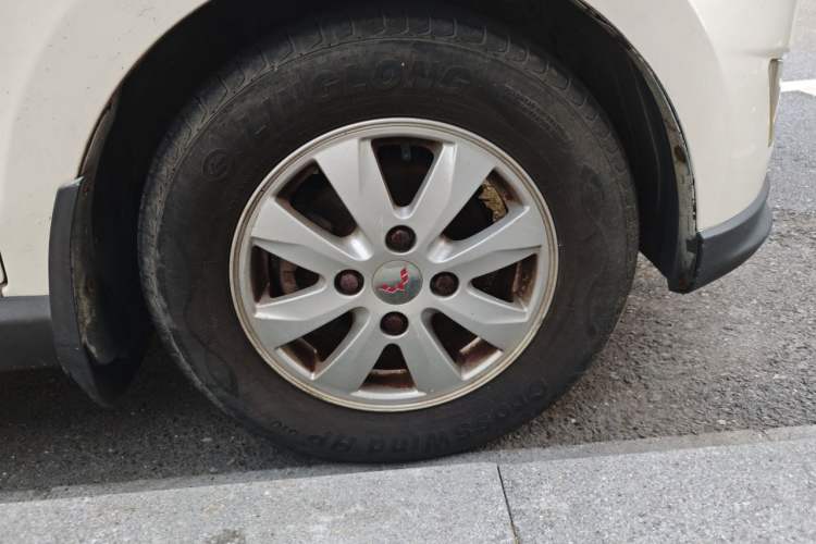 Used Wuling Hongguang 2014 1.5L S Comfort Model Right Front Wheel Hub