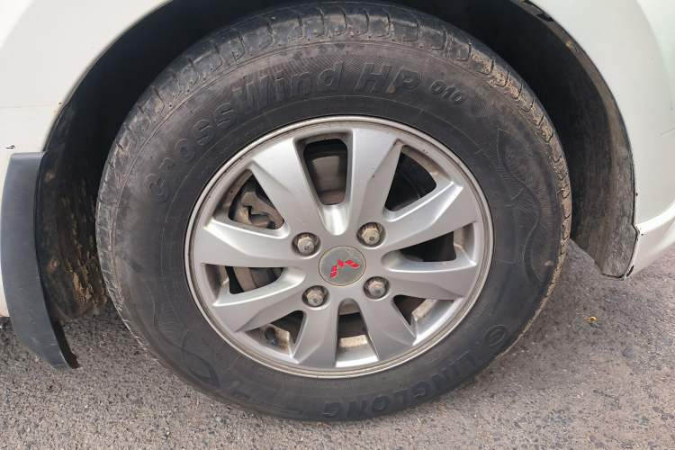 Used Wuling Hongguang 2014 1.5L S Standard Version Right Front Wheel Hub