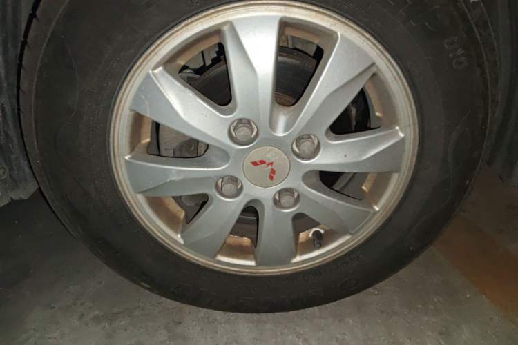 Used Wuling Hongguang 2014 1.2L S Comfort Model China IV Right Front Wheel Hub
