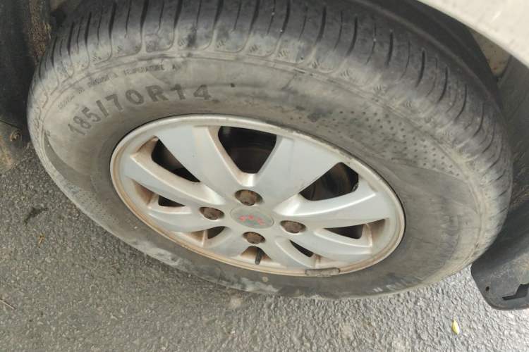 Used Wuling Hongguang 2014 1.5L S Comfort Model Right Front Wheel Hub