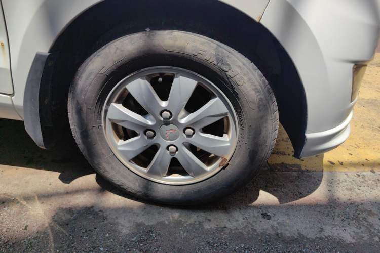 Used Wuling Hongguang 2014 1.5L S Standard Version Right Front Wheel Hub