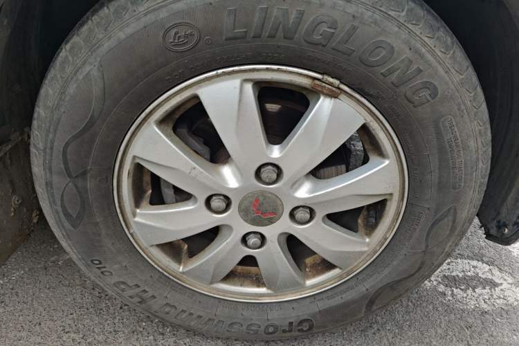 Used Wuling Hongguang 2014 1.5L S Luxury Model Right Front Wheel Hub