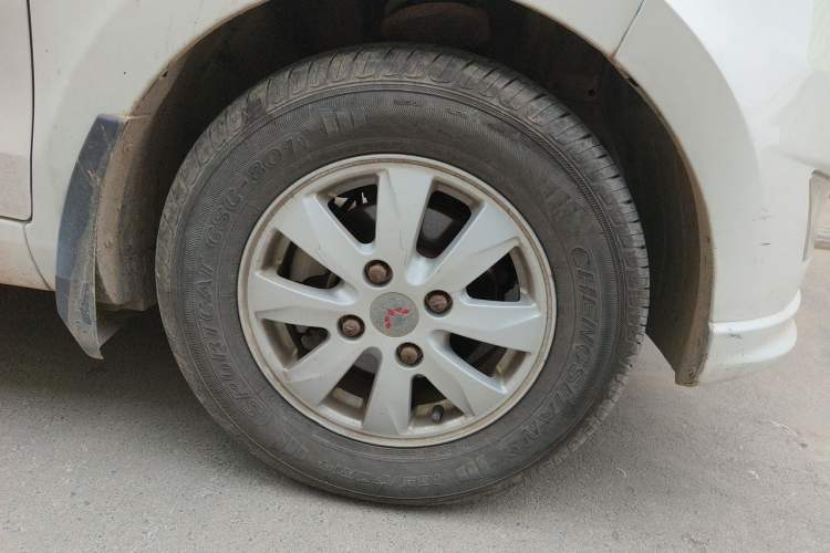 Used Wuling Hongguang 2014 1.5L S Standard Version Right Front Wheel Hub