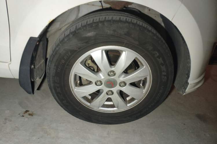 Used Wuling Hongguang 2014 1.5L S Standard Version Right Front Wheel Hub