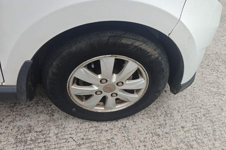 Used Wuling Hongguang 2014 1.5L S Comfort Model Right Front Wheel Hub