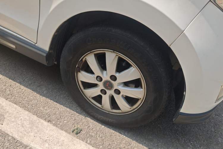 Used Wuling Hongguang 2014 1.5L S Comfort Model Right Front Wheel Hub