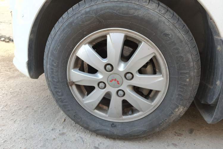 Used Wuling Hongguang 2014 1.5L S Standard Version Right Front Wheel Hub