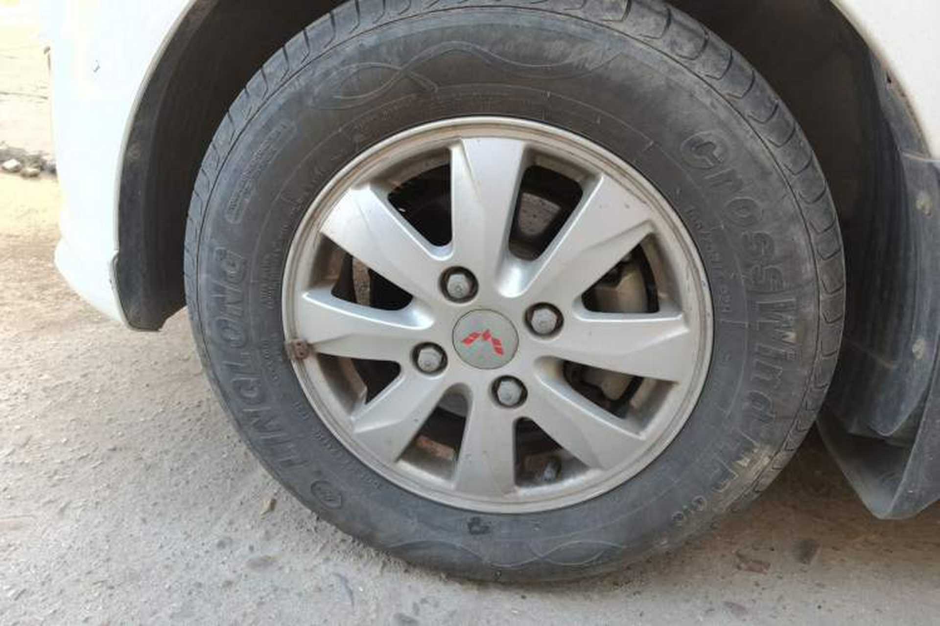 Used Wuling Hongguang 2014 1.5L S Standard Version Right Front Wheel Hub