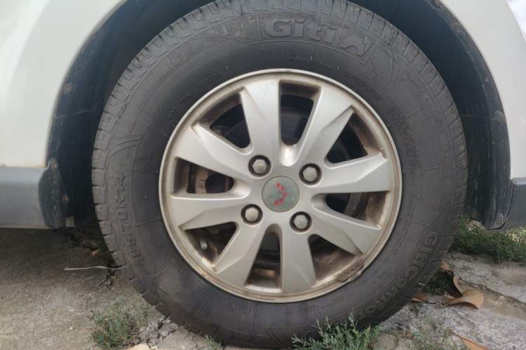 Used Wuling Hongguang 2014 1.5L S Comfort Model Right Front Wheel Hub