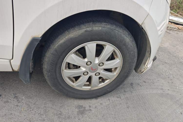 Used Wuling Hongguang 2014 1.5L S Standard Version Right Front Wheel Hub