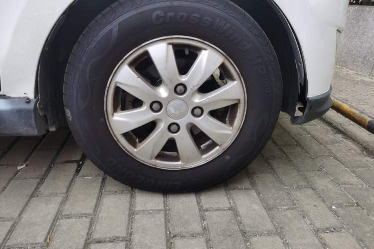 Used Wuling Hongguang 2014 1.5L S Comfort Model Right Front Wheel Hub