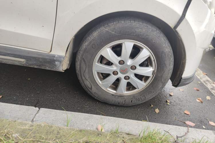 Used Wuling Hongguang 2014 1.5L S Comfort Model Right Front Wheel Hub