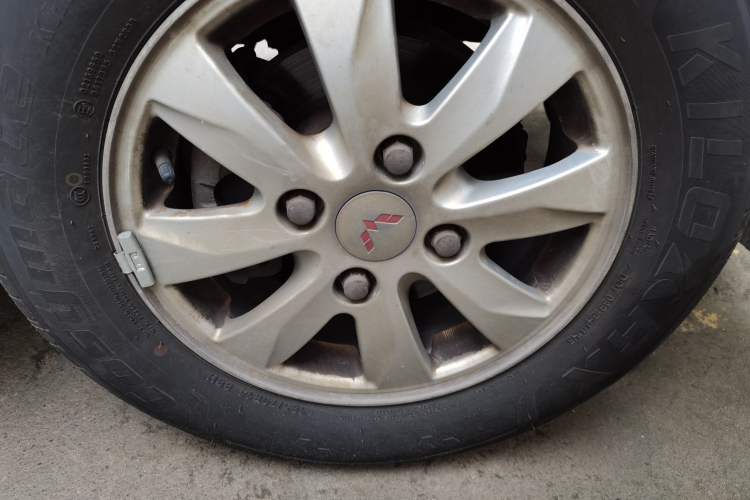 Used Wuling Hongguang 2014 1.5L S Standard Version Right Front Wheel Hub