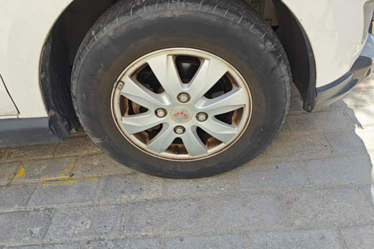 Used Wuling Hongguang 2014 1.5L S Comfort Model Right Front Wheel Hub