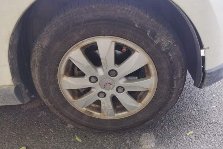 Used Wuling Hongguang 2014 1.5L S Comfort Model Right Front Wheel Hub