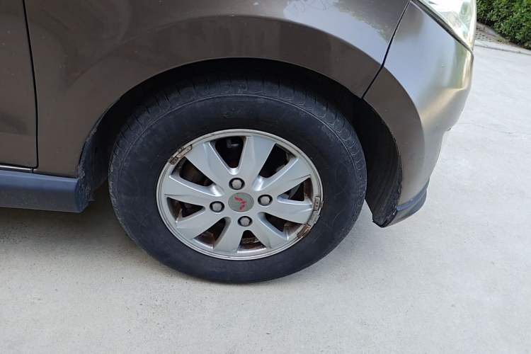 Used Wuling Hongguang 2014 1.5L S Comfort Model Right Front Wheel Hub