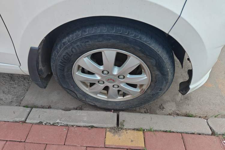 Used Wuling Hongguang 2014 1.5L S Standard Version Right Front Wheel Hub