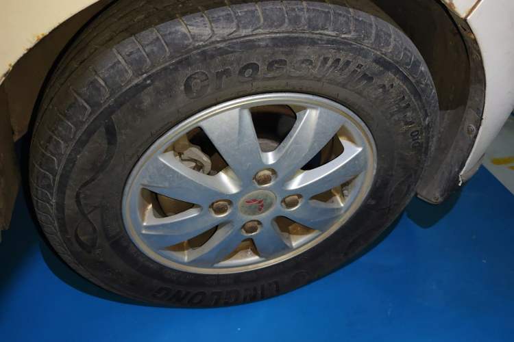 Used Wuling Hongguang 2014 1.5L S Comfort Model Right Front Wheel Hub