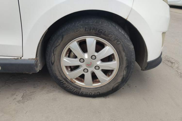 Used Wuling Hongguang 2014 1.5L S Comfort Model Right Front Wheel Hub
