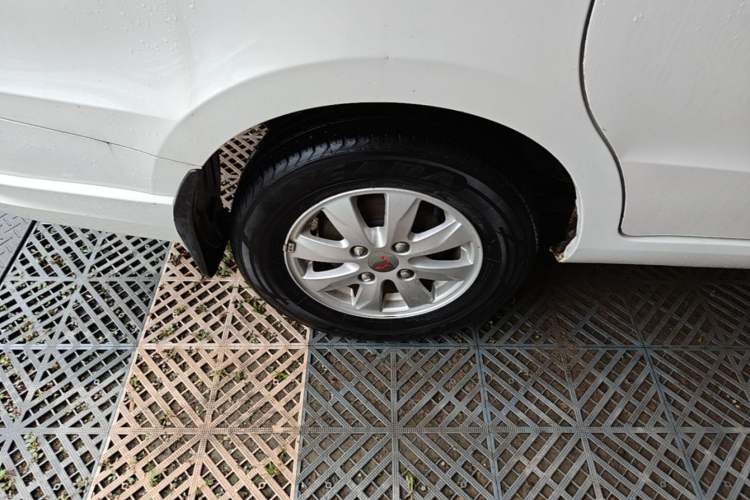 Used Wuling Hongguang 2014 1.5L S Standard Version Right Rear Wheel Hub