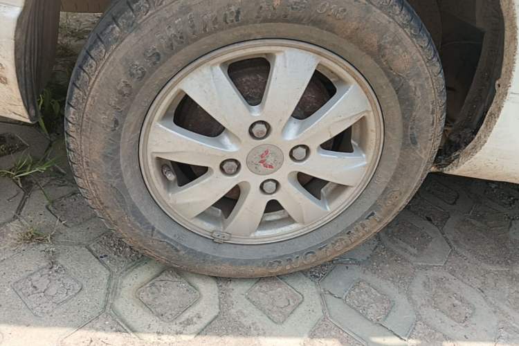 Used Wuling Hongguang 2014 1.5L S Standard Version Right Rear Wheel Hub