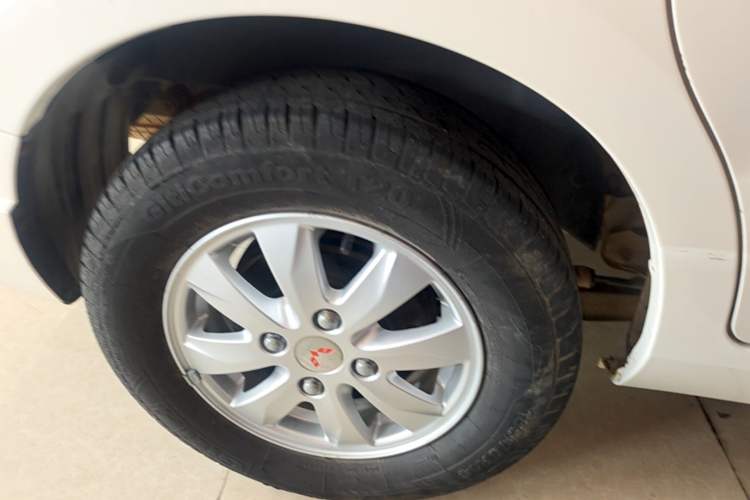 Used Wuling Hongguang 2014 1.5L S Standard Version Right Rear Wheel Hub