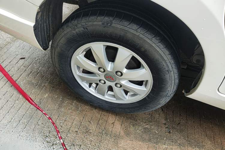 Used Wuling Hongguang 2014 1.5L S Standard Version Right Rear Wheel Hub