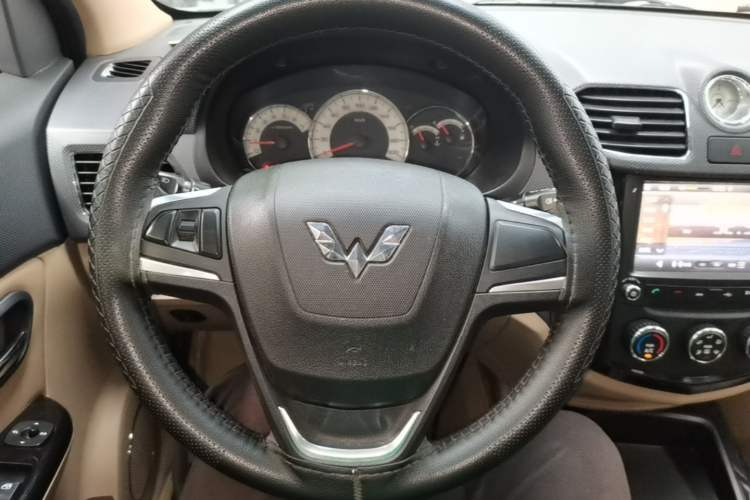 Used Wuling Hongguang 2014 1.5L S Luxury Model Steering Wheel