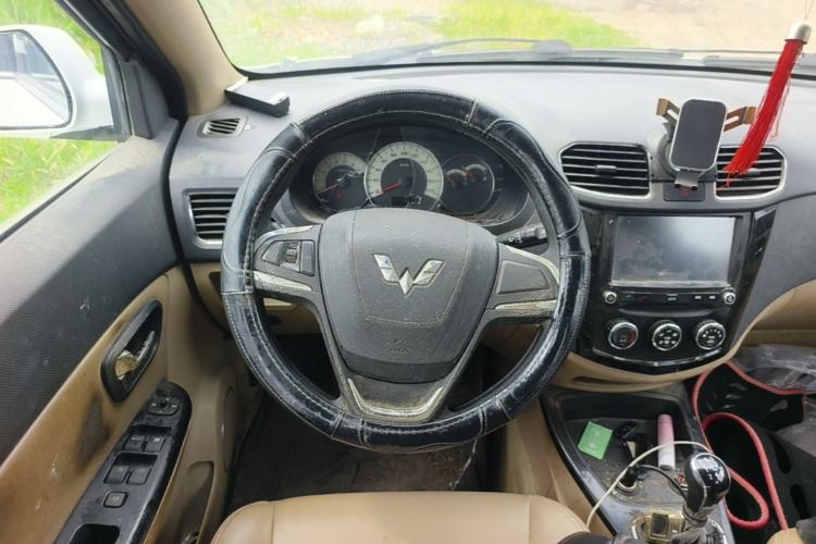 Used Wuling Hongguang 2014 1.5L S Luxury Model Steering Wheel