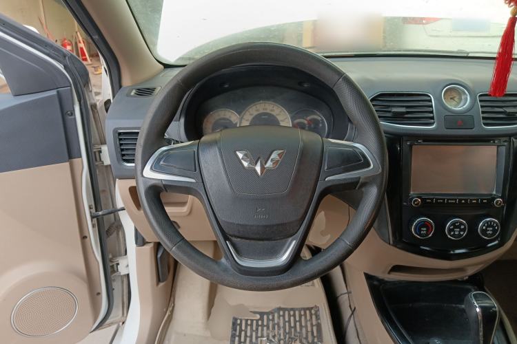 Used Wuling Hongguang 2014 1.5L S Automatic Comfort Edition Steering Wheel