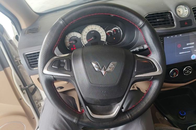 Used Wuling Hongguang 2014 1.5L S Luxury Model Steering Wheel