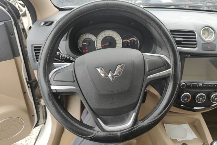 Used Wuling Hongguang 2014 1.5L S Standard Version Steering Wheel