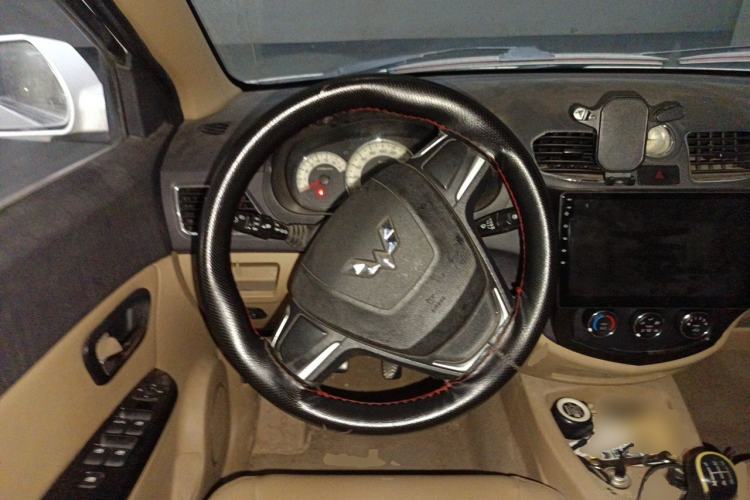 Used Wuling Hongguang 2014 1.2L S Comfort Model China IV Steering Wheel