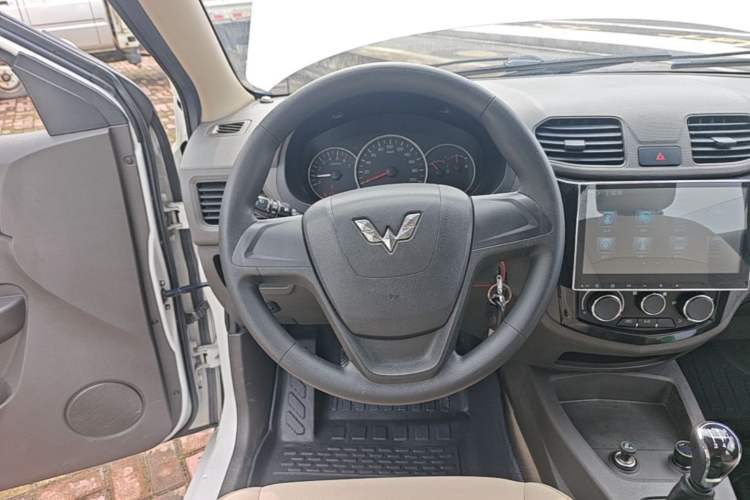 Used Wuling Hongguang 2014 1.5L S Standard Version Steering Wheel
