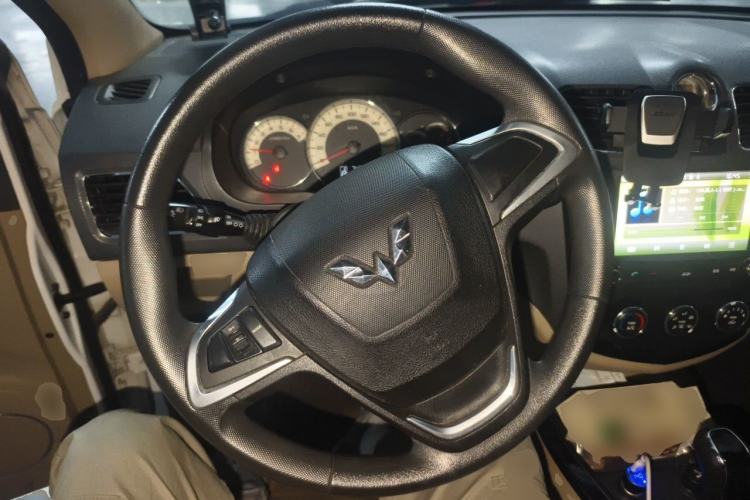 Used Wuling Hongguang 2014 1.5L S Automatic Luxury Model Steering Wheel