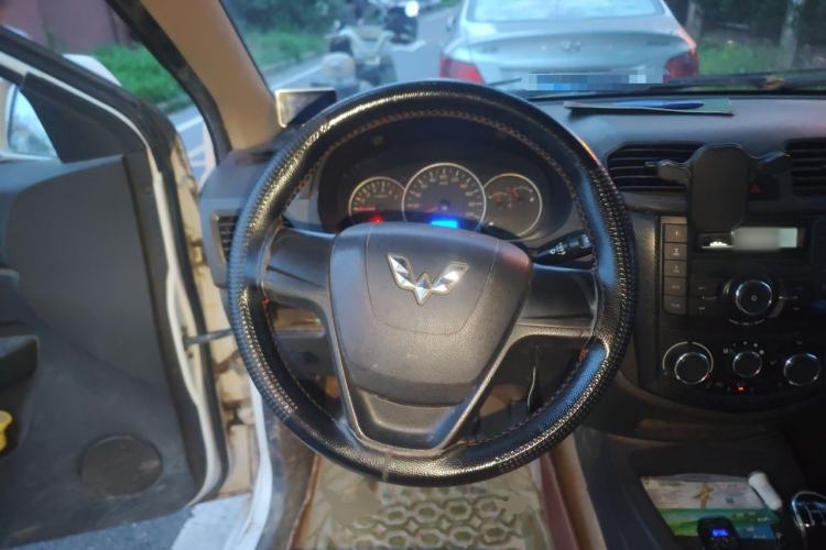 Used Wuling Hongguang 2014 1.5L S Standard Version Steering Wheel