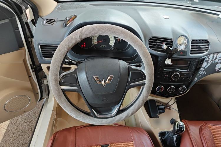Used Wuling Hongguang 2014 1.2L S Comfort Model China IV Steering Wheel