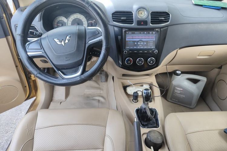 Used Wuling Hongguang 2014 1.5L S Comfort Model Center Console
