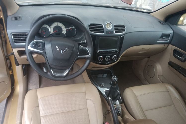 Used Wuling Hongguang 2014 1.5L S Comfort Model Center Console