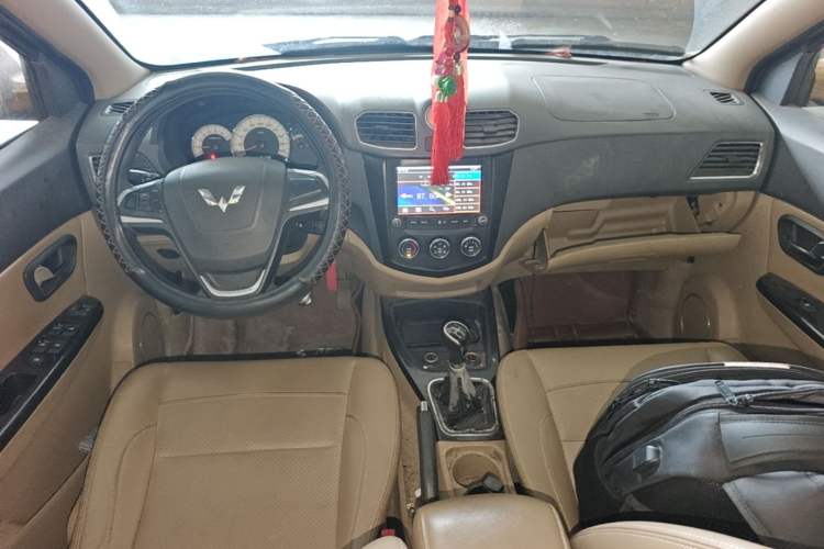 Used Wuling Hongguang 2014 1.5L S Luxury Model Center Console