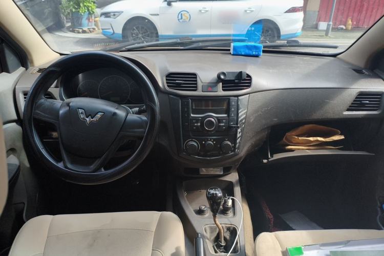 Used Wuling Hongguang 2014 1.5L Standard Version Center Console