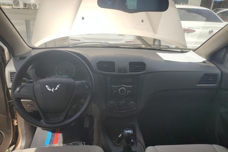 Used Wuling Hongguang 2014 1.5L Standard Version Center Console