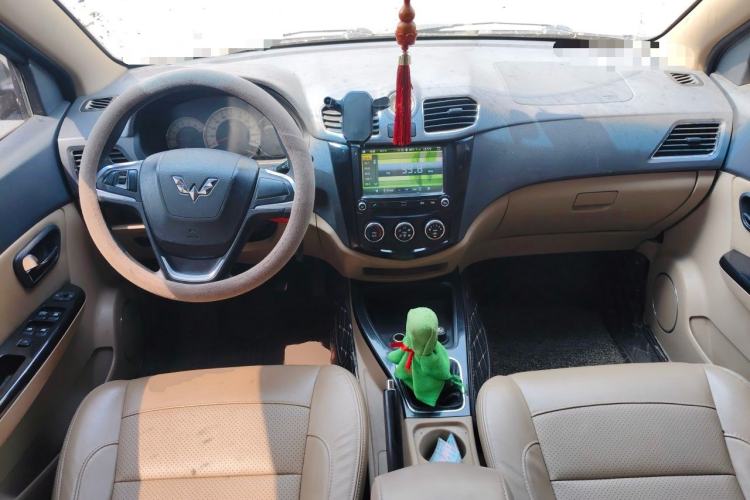 Used Wuling Hongguang 2014 1.5L S Luxury Model Center Console
