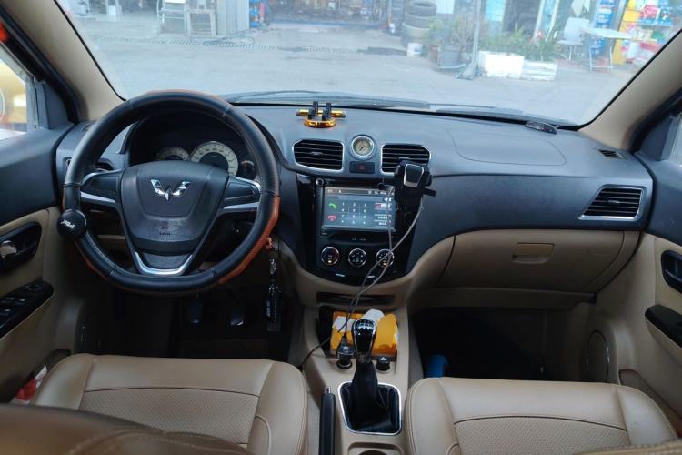 Used Wuling Hongguang 2014 1.5L S Comfort Model Center Console