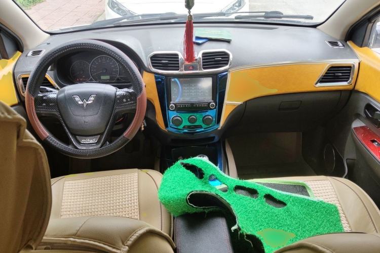 Used Wuling Hongguang 2014 1.5L Base Version Center Console