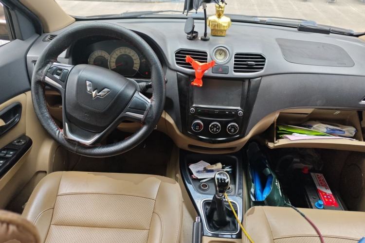 Used Wuling Hongguang 2014 1.5L S Luxury Model Center Console
