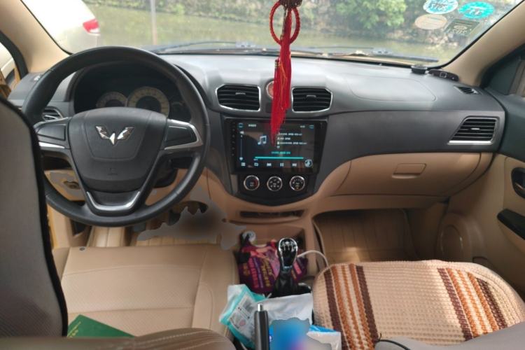 Used Wuling Hongguang 2014 1.5L S Comfort Model Center Console