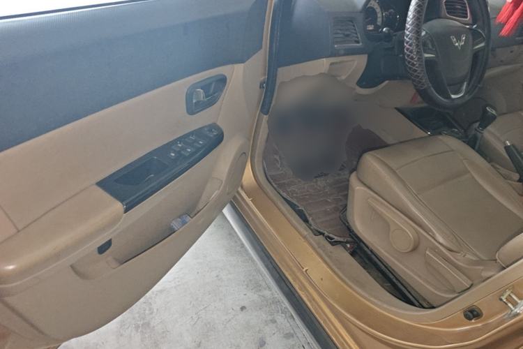 Used Wuling Hongguang 2014 1.5L S Luxury Model Driver Seat